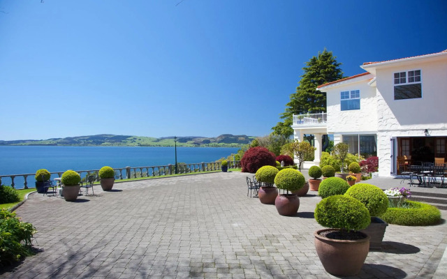On The Point - Lake Rotorua