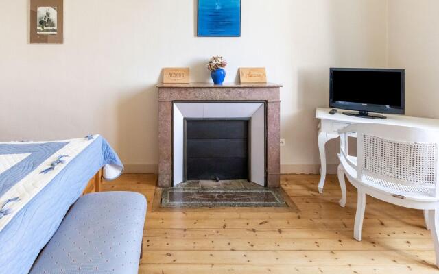 Attractive castle in Cezac with private pool