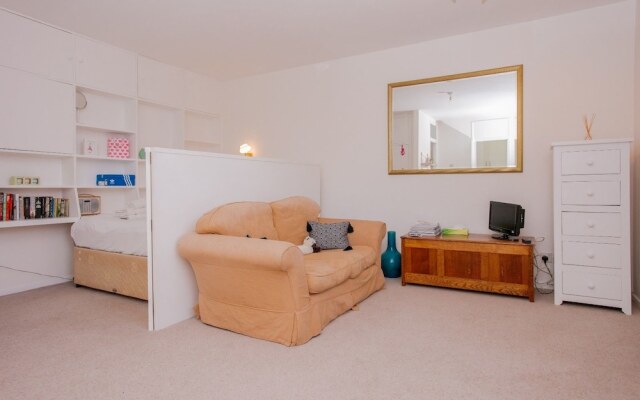 Studio Apartment in Putney With Balcony Sleeps 2