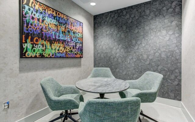 Luxury Apt Near Convcenter, Stadiums, & Harbor