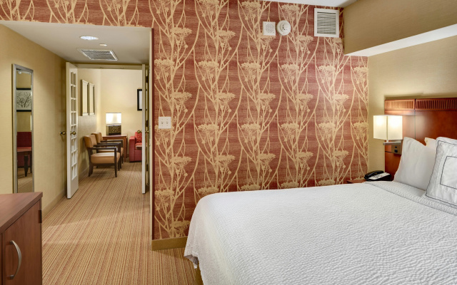 Courtyard By Marriott Shelton