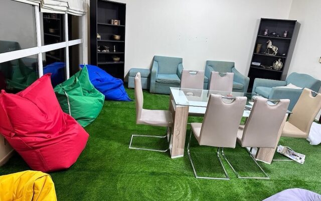 Хостел Business Backpackers JBR