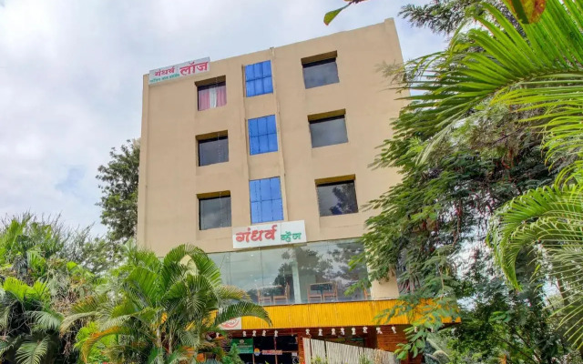 Oyo Flagship 805380 Gandharva Lodging