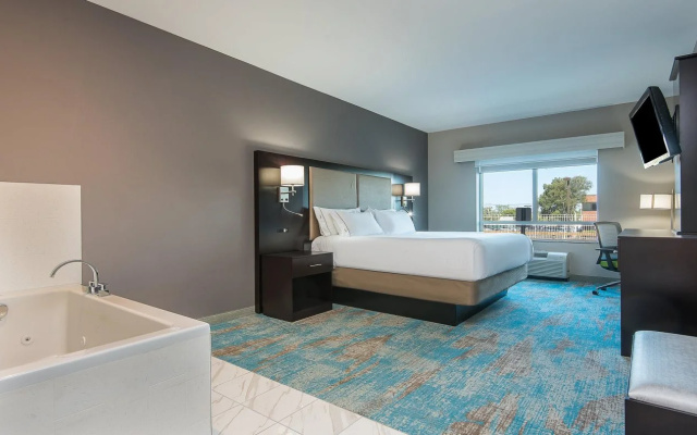 Holiday Inn Express & Suites Norwood-Boston Area by IHG