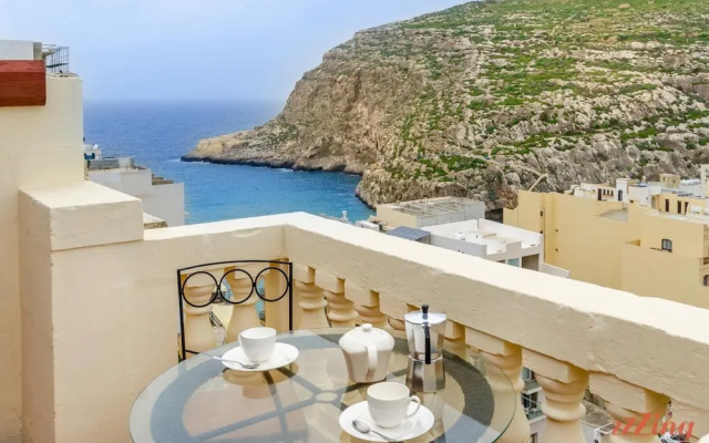 Sea and Cliff Views in a Modern Apt w Terrace
