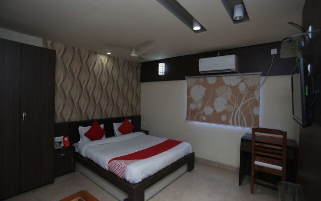 OYO 27725 Hotel Crown Plaza