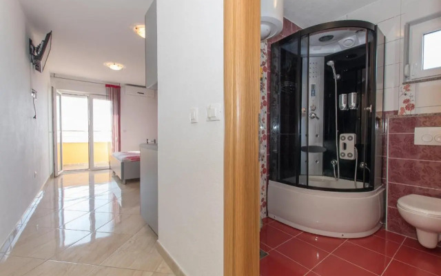 Studio apartments Zloic in Krvavica