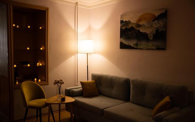 Bon voyage на улице Ирчи Казака