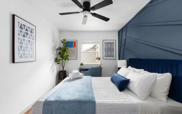 Cozy-Chic 2BR  Patio Ideal for Groups