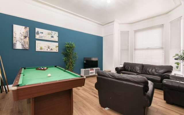 Modern Apartment With Private hot tub & Parking