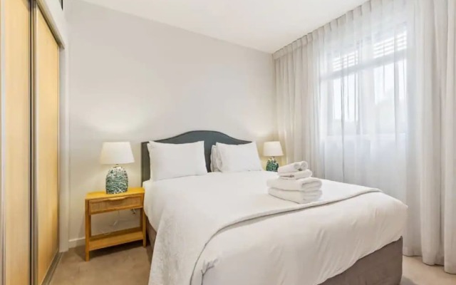 Convenient Modern 2-Bedroom Unit With Free Parking