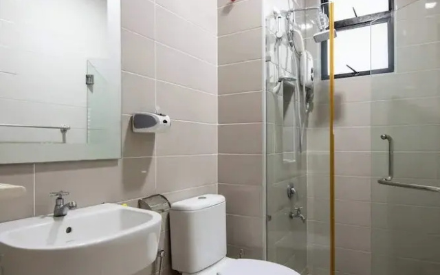 Stylish 4BR Near Paradigm Mall, Pool, Free Parking