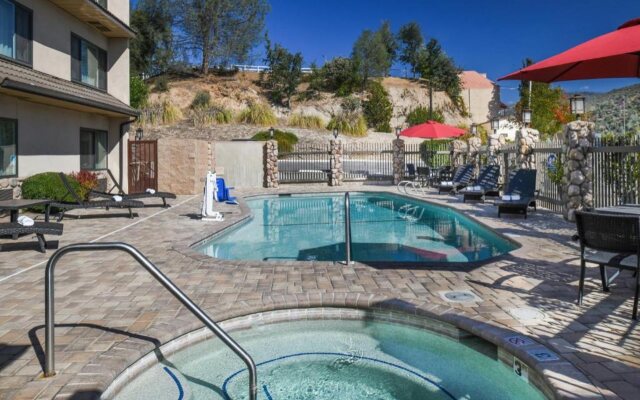 Yosemite Southgate Hotel & Suites