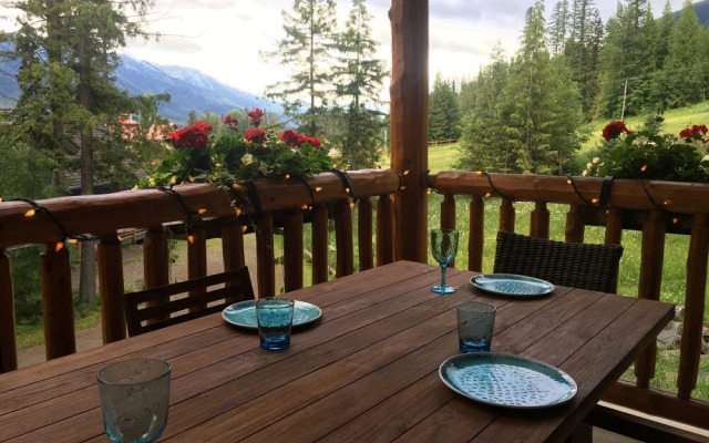 Snow Creek Cabins by Fernie Lodging Co.
