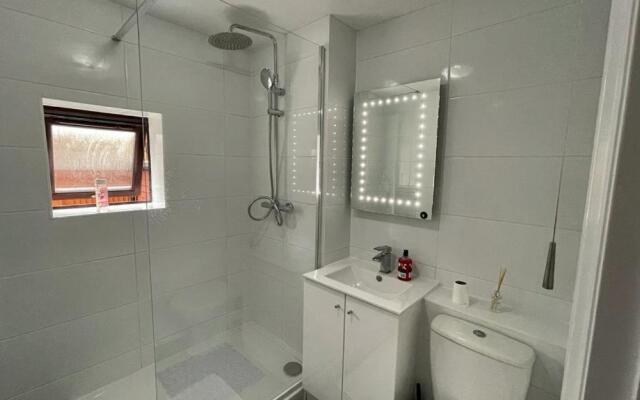 RiverView 1 Bed Apartment with Parking by CozyNest