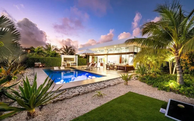 Family Beachside Villa With Hotel Amenities v7