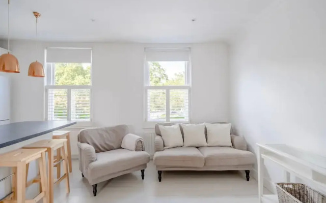 Airy 2 Bedroom Apartment Next to Clapham Common
