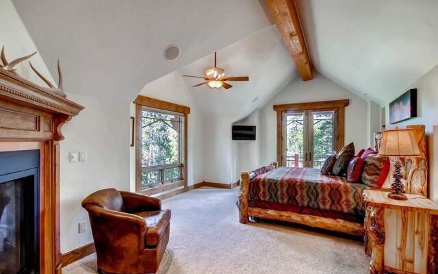 Hatari Lodge 5 Bedroom Home by RedAwning