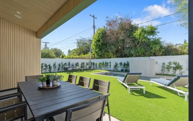 Noble Modern - Urban Sanctuary in Sherman Oaks With Poolside and Patio