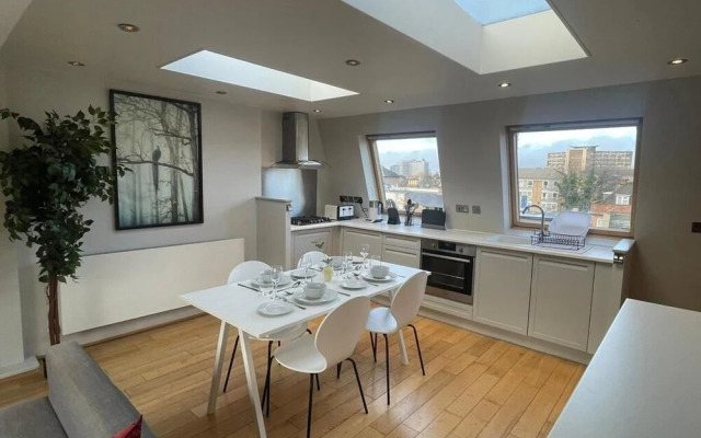 Modern Two Bedroom Apartment in Fulham by Sojo Stay