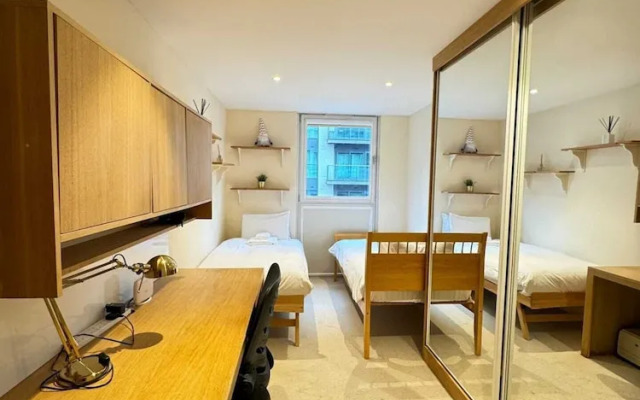 Contemporary 2BD Flat W/balcony Canary Wharf!