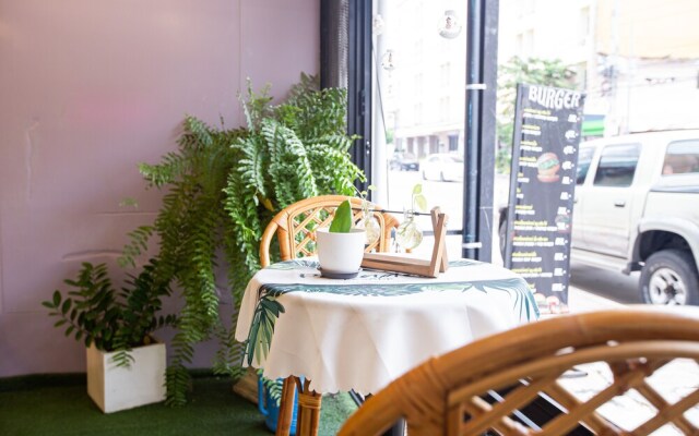 RedDoorz The Readers Cafe and Rooms