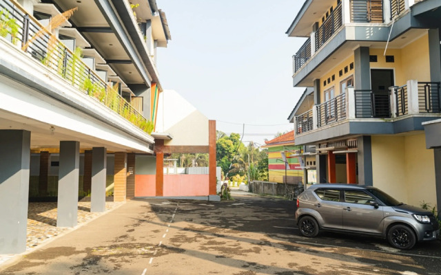RedDoorz Plus @ Cibogo Puncak 3