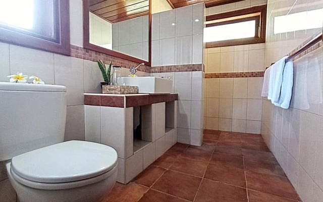 Lali Jiwa - Absolute Beachfront, Private 3BR Villa with Private Pool on 1200m2 of Tropical Land – Bathroom – Tulamben
