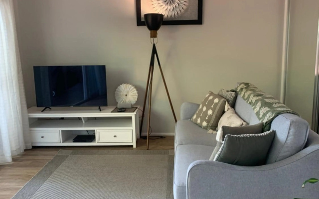Beach Cottage on Cassia Avenue, Central Coolum Beach – Guest Rooms – Coolum Beach