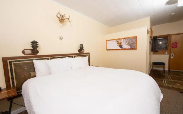 Yodeler Motel