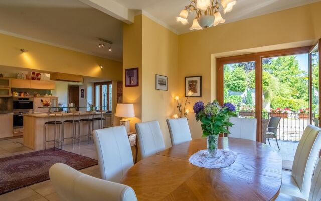 Villa With Private Pool and View of the Lake