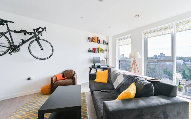 2-bed Apartment Only 15 Mins From Central London