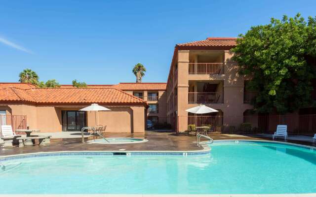 Days Inn by Wyndham Fontana / Rialto