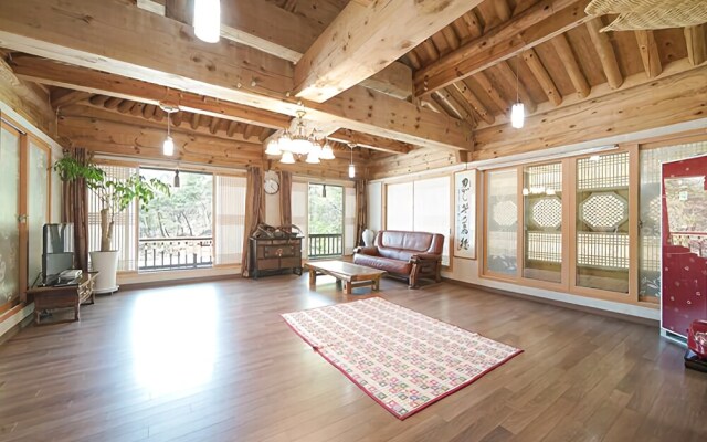 Hongchen Hanok Pine Scent Pension