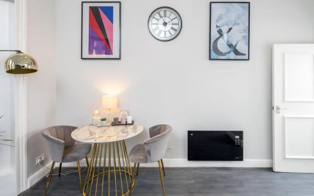 Kensington Modern Apartment