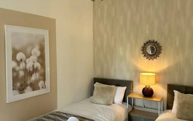 Three Bedroom Home Manchester sleeps 9