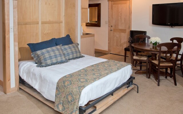 Dog-friendly 2br At The Lodge At Vail- Book By 11/1 2 Bedroom Condo by RedAwning