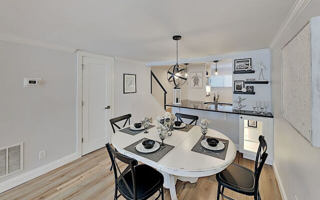 80courts 2 Bedroom Condo