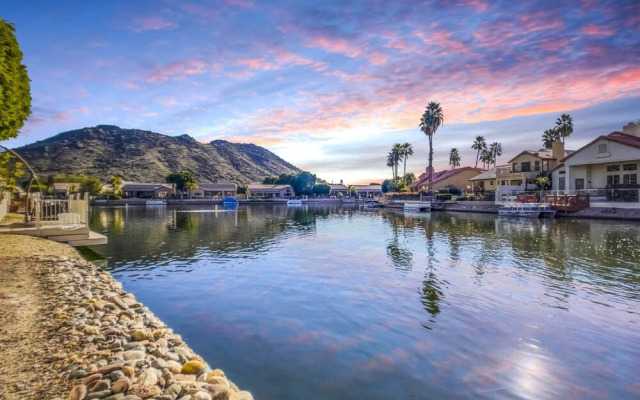 Lakefront Glendale Home w/ Pool, Boat & Fishing!