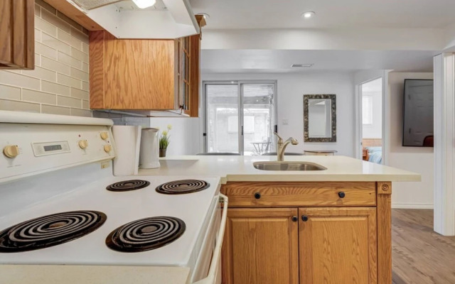 Comfortable Whitby 2 Bedroom Lower Suite