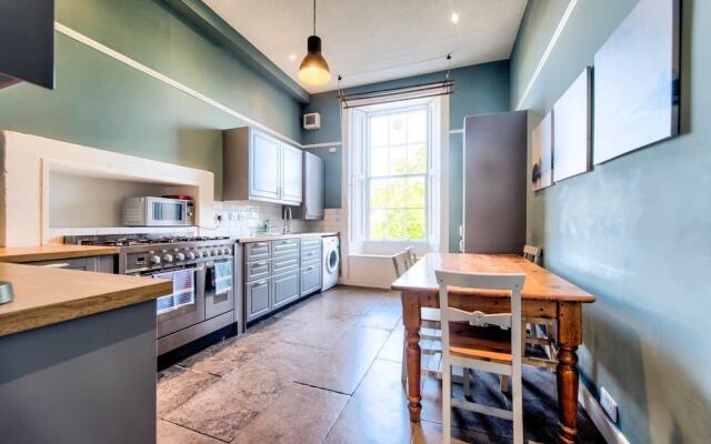 Bright and Spacious 4-bedroom Apart in Stockbridge