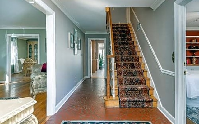 Colonial Gardens Bed & Breakfast