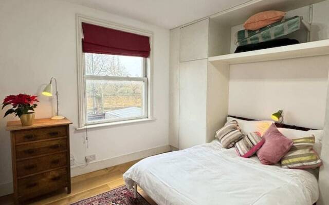 Spacious 4BD Family Home With Gardenkensal Green!