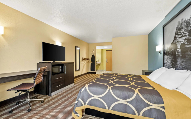 Super 8 by Wyndham Osseo WI