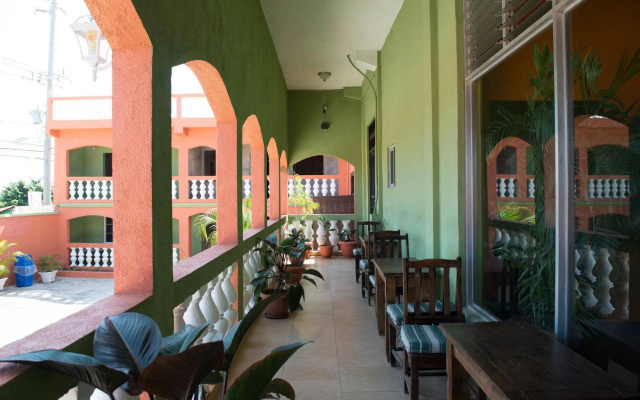 Rose Hall de Luxe