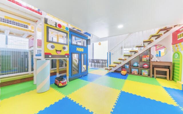 Gapyeong Mountain High Kids Poolvilla