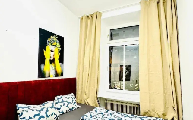 Bright 4BR Apt for 8 Near FAC Platz