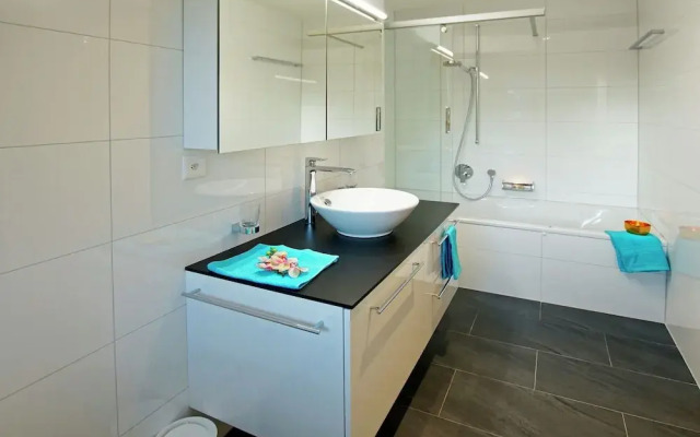 Luxury Apartment with Hot Tub in Veysonnaz