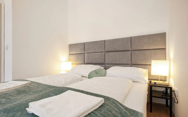 2BR Apt Near Stadthalle