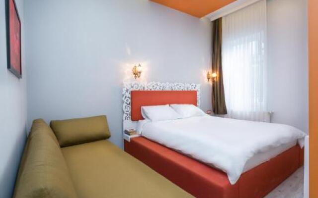 De Moon Suites Hotel